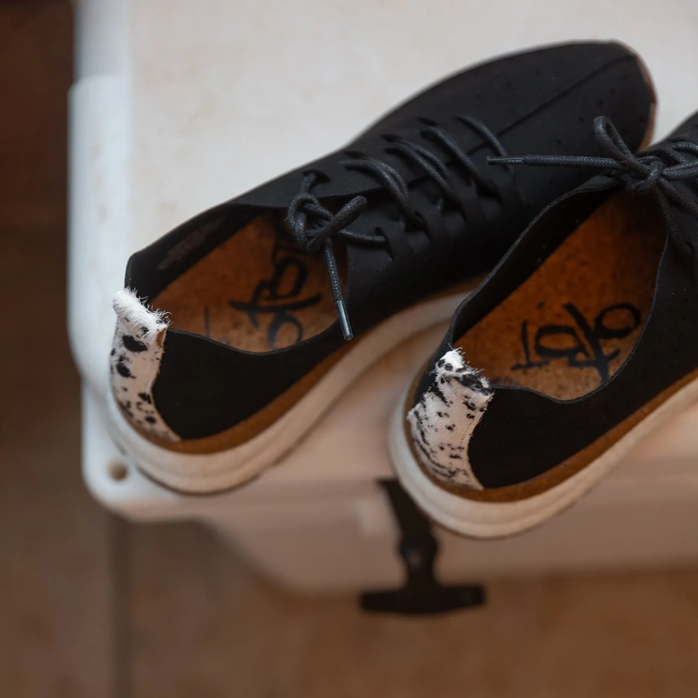 ALSTEAD in BLACK Sneakers temperature control