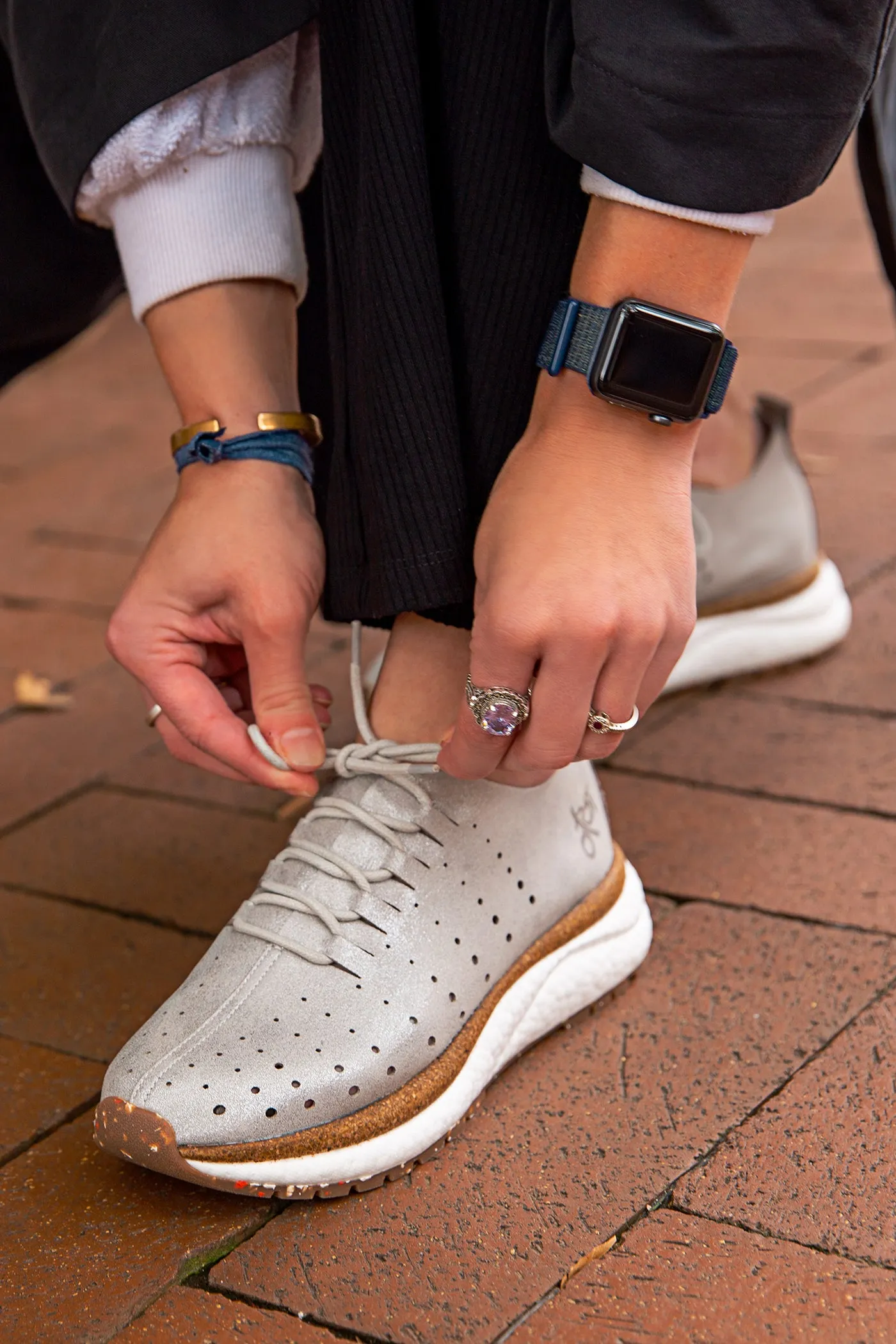 ALSTEAD in SILVER Sneakers stretch laces