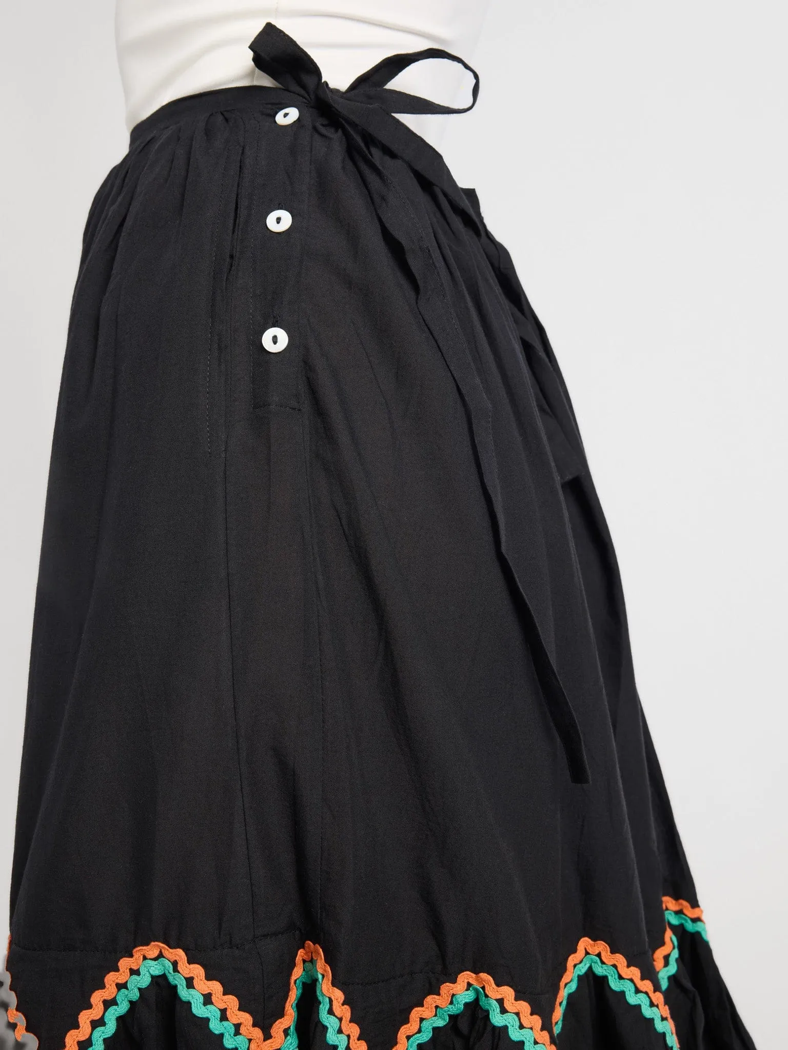 Amalie Skirt in Black vibrant energy