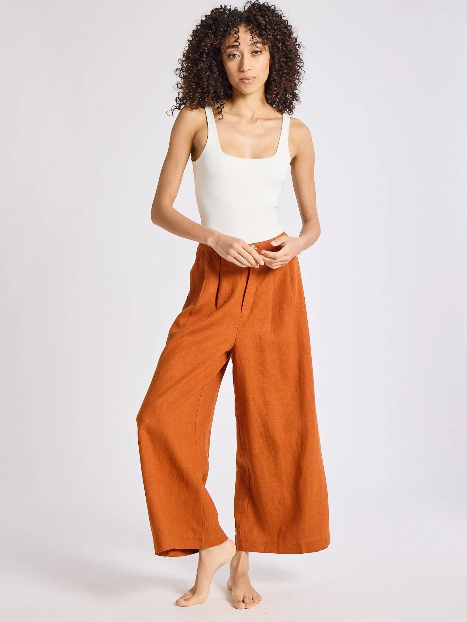 Avie Pant in Sepia Linen high performance