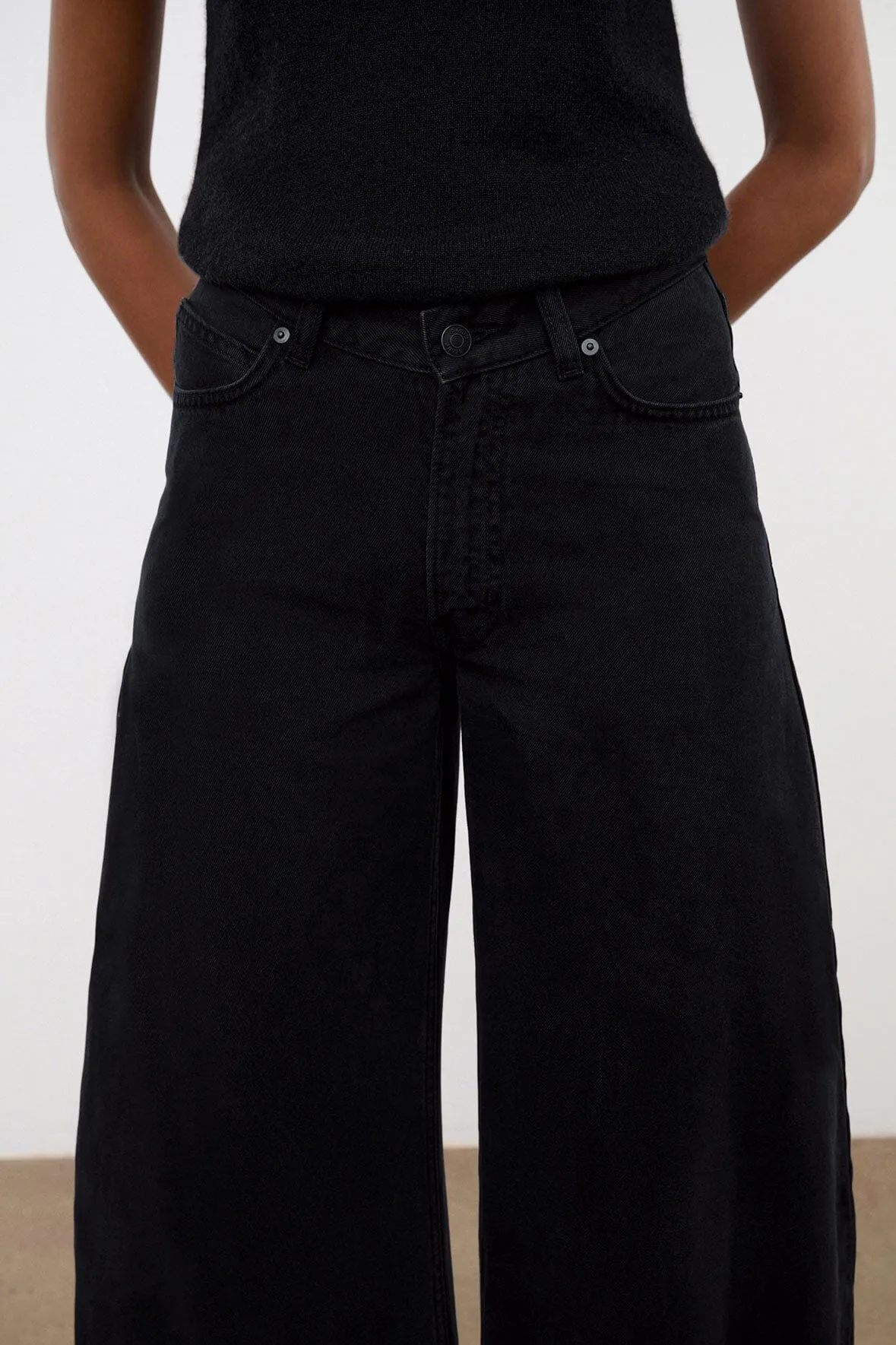 JACKSON STUDDED BARREL JEAN | BLACK classical fashion