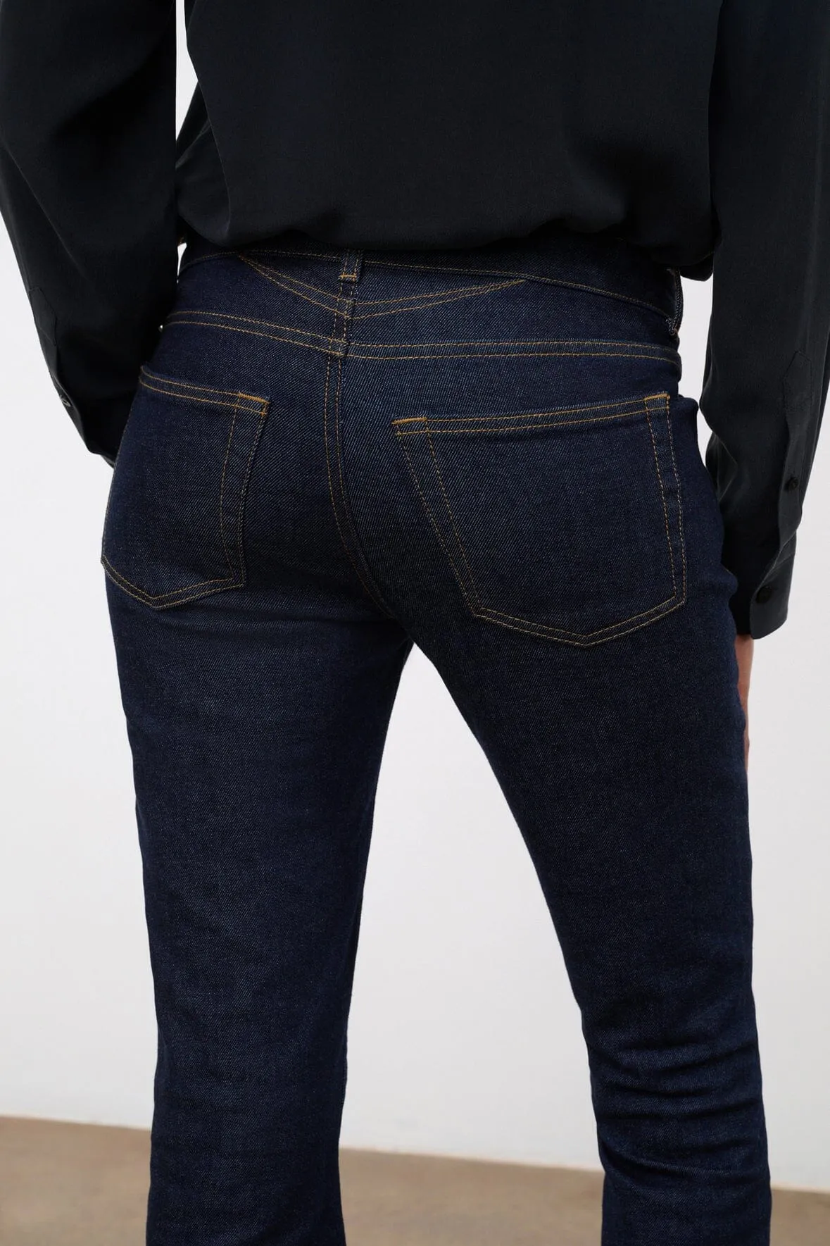 KYLE STRETCH FLARE JEAN | INDIGO trend look