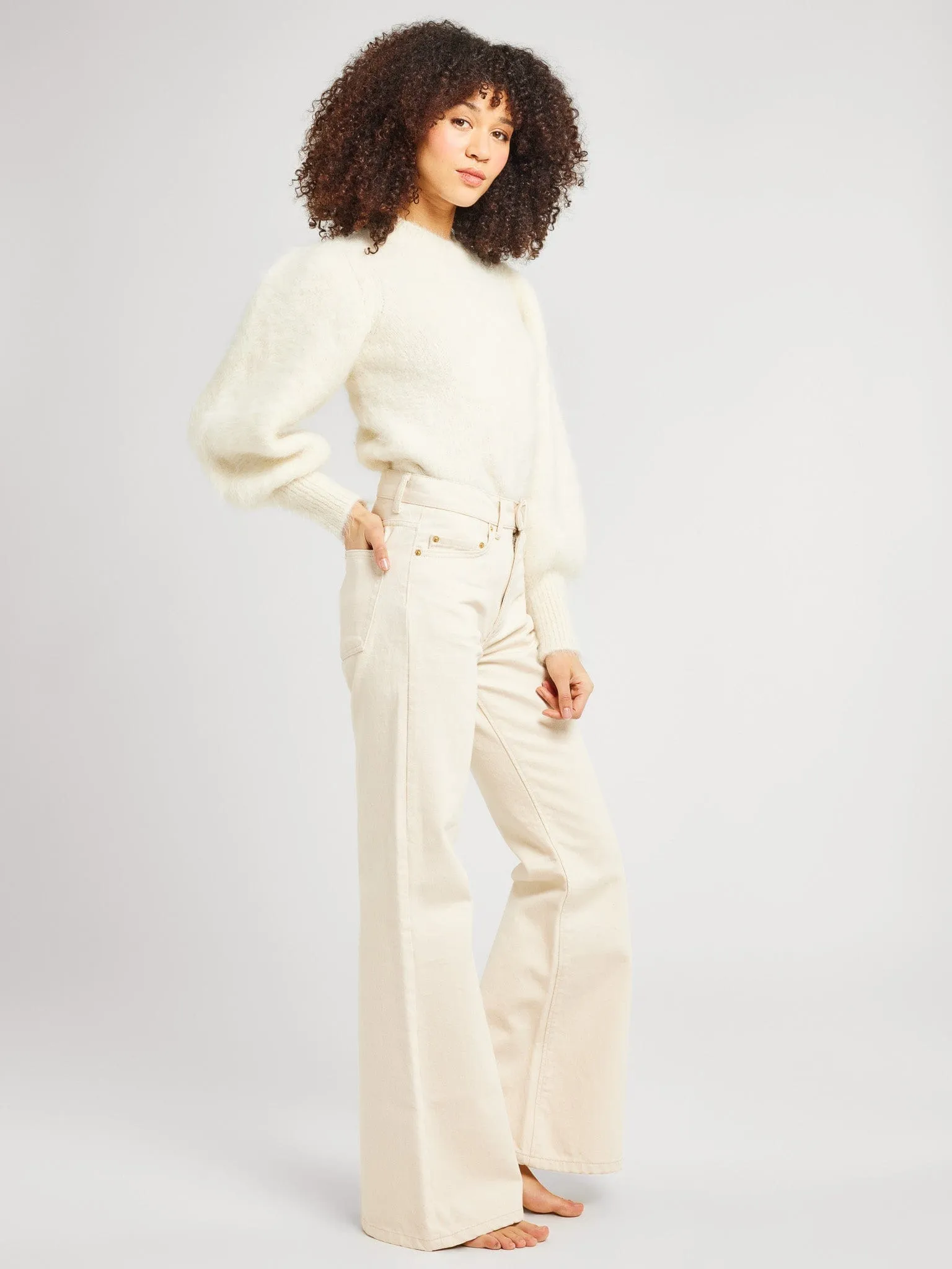 Maya Sweater in White Weekend Look
