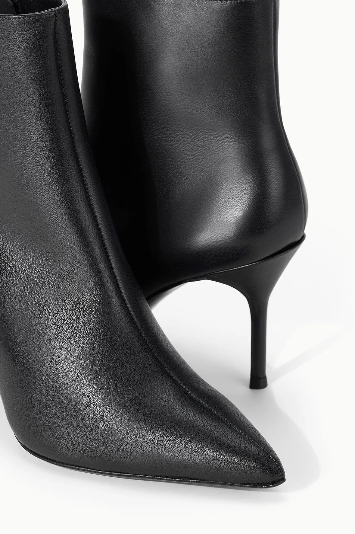 SEBASTIAN ANKLE BOOT | BLACK Stylish build