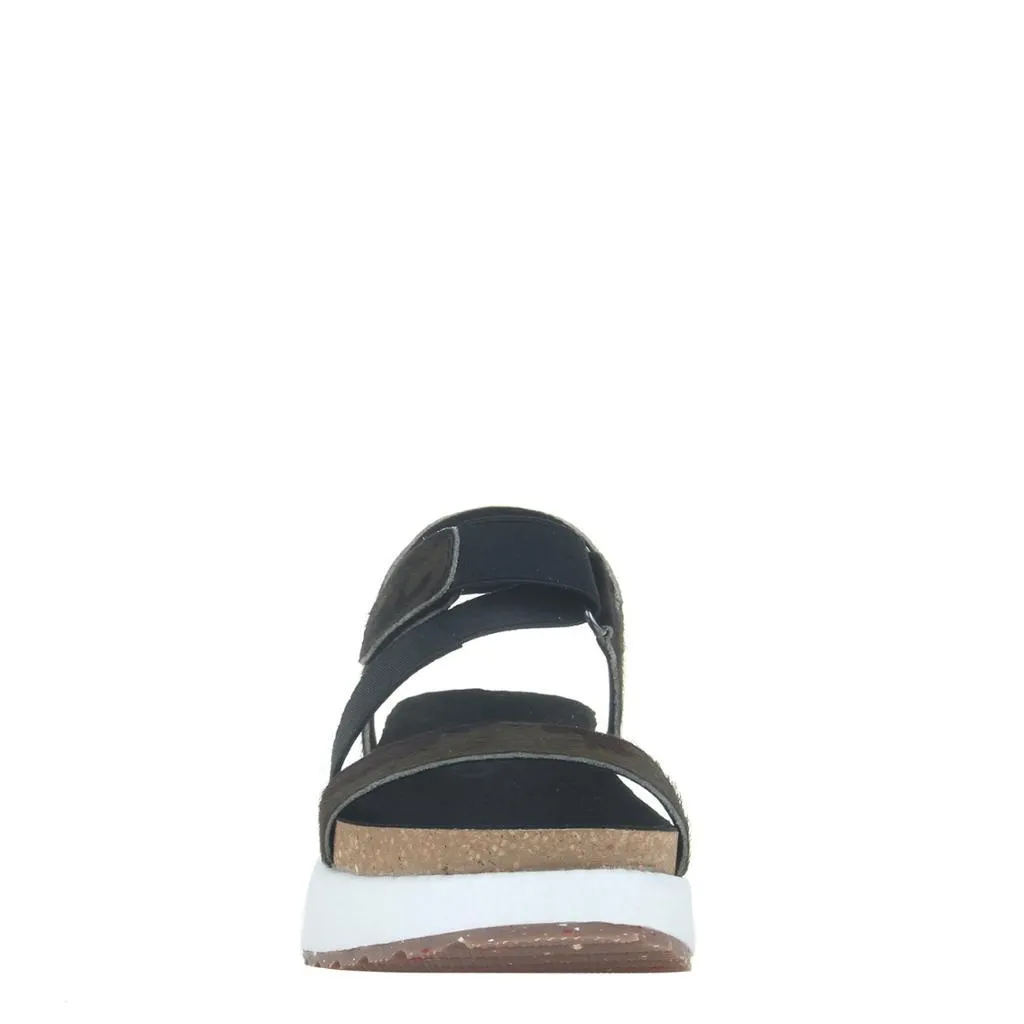SIERRA in MUD Platform Sandals natural fit